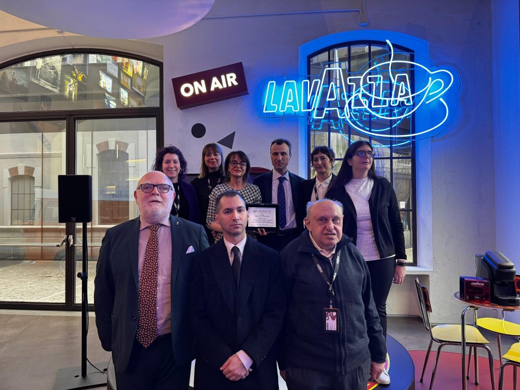 Foto di gruppo tra il Team Lavazza e la Direzione Regionale UICI Piemonte al termine della cerimonia di consegna del premio